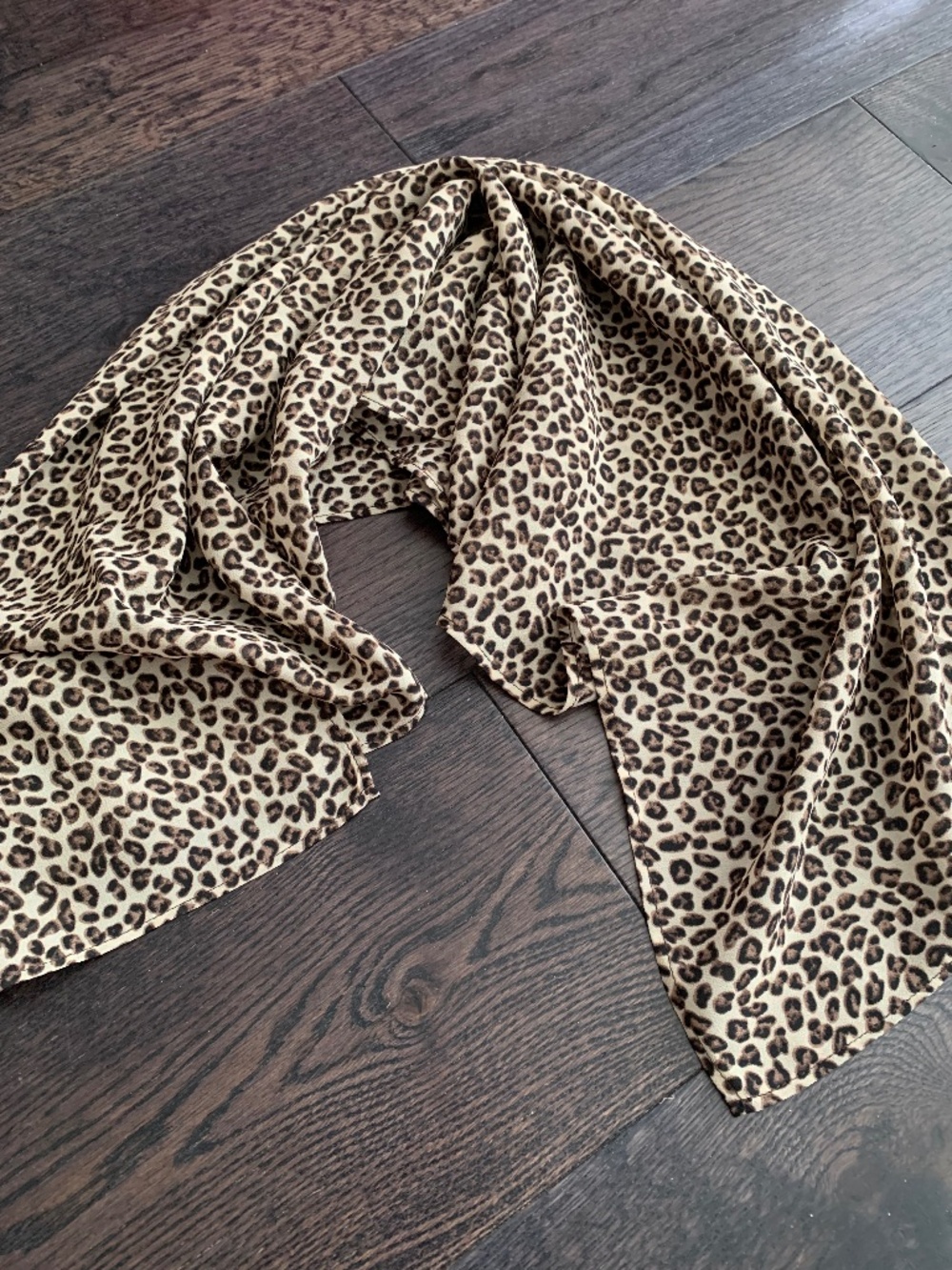 Retro style leopard print scarf